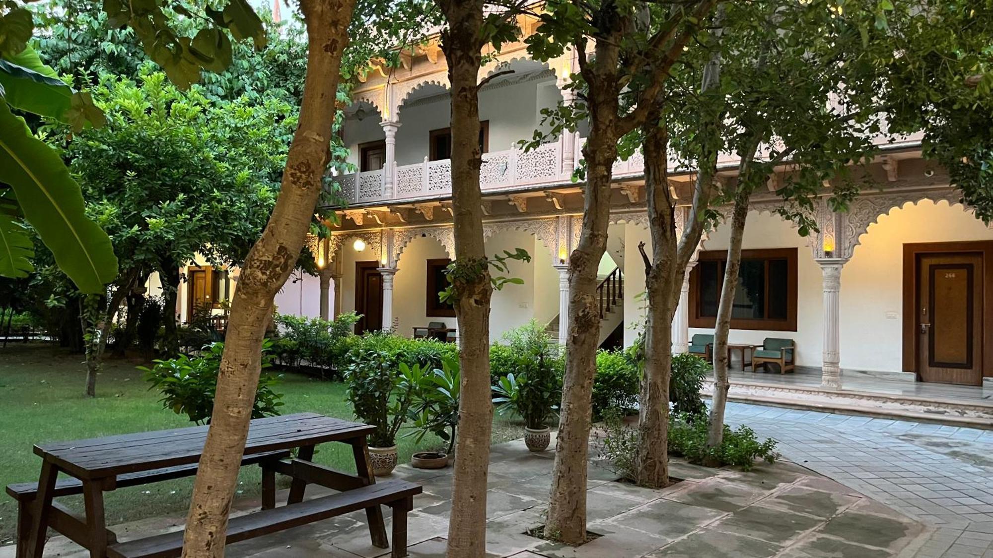 Hotel Sunbird Bharatpur Eksteriør bilde